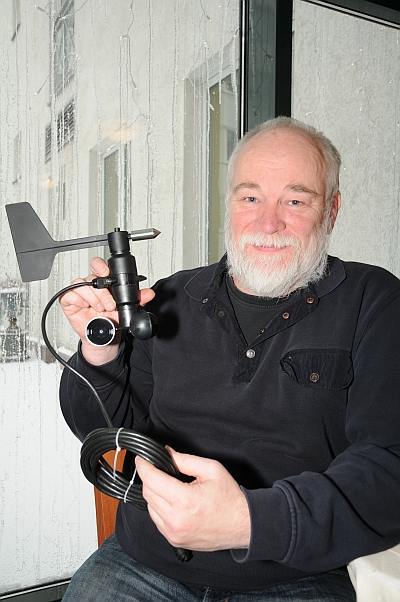 Uwe Hallenga mit Windsensoren