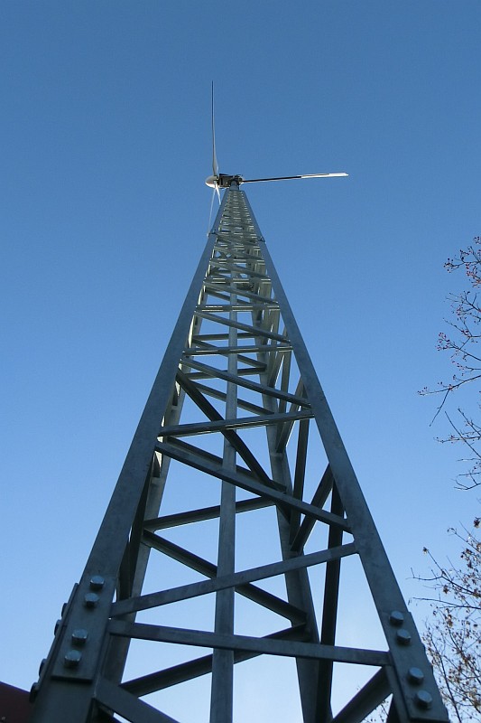 Hoher Mast oder Turm einer Kleinwindkraftanlage 
