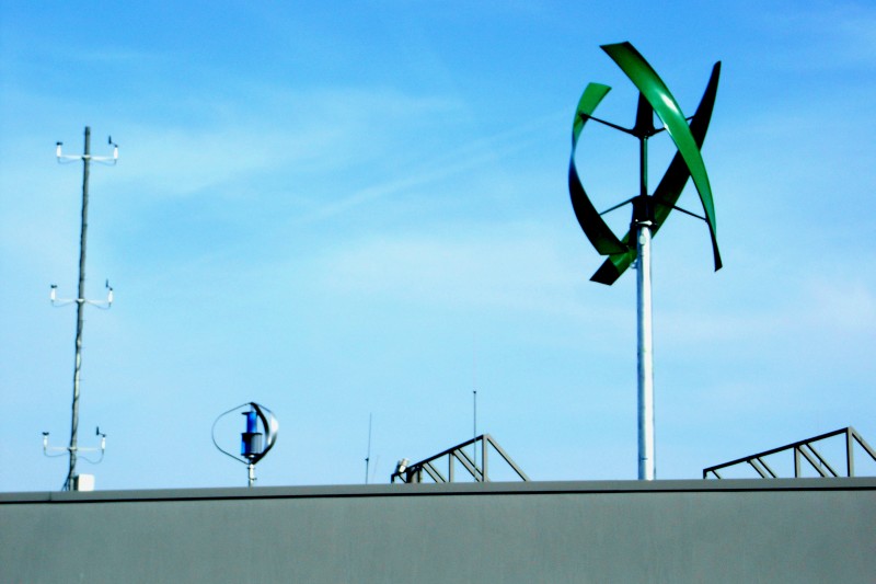 Vertikale Windräder und Windmesser  auf einem Dach