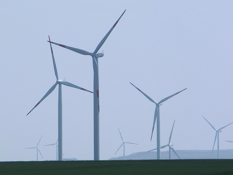 Windpark mit großen Windkraftanlagen