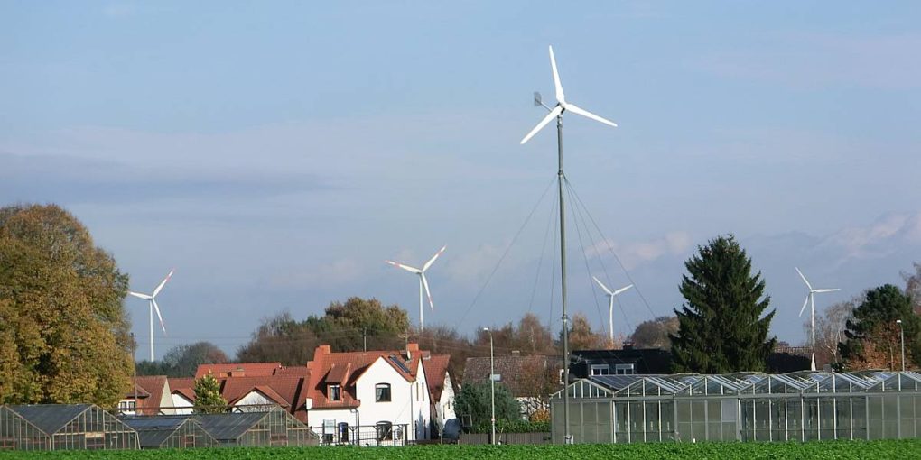 Kleine Windanlage und Windpark
