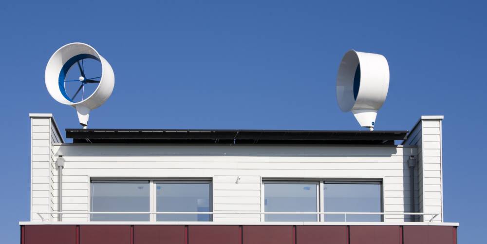 Private Windanlage auf Hausdach
