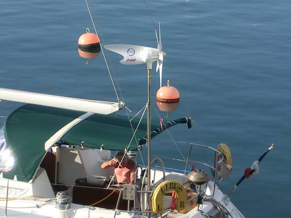 mini-windanlage auf segelboot
