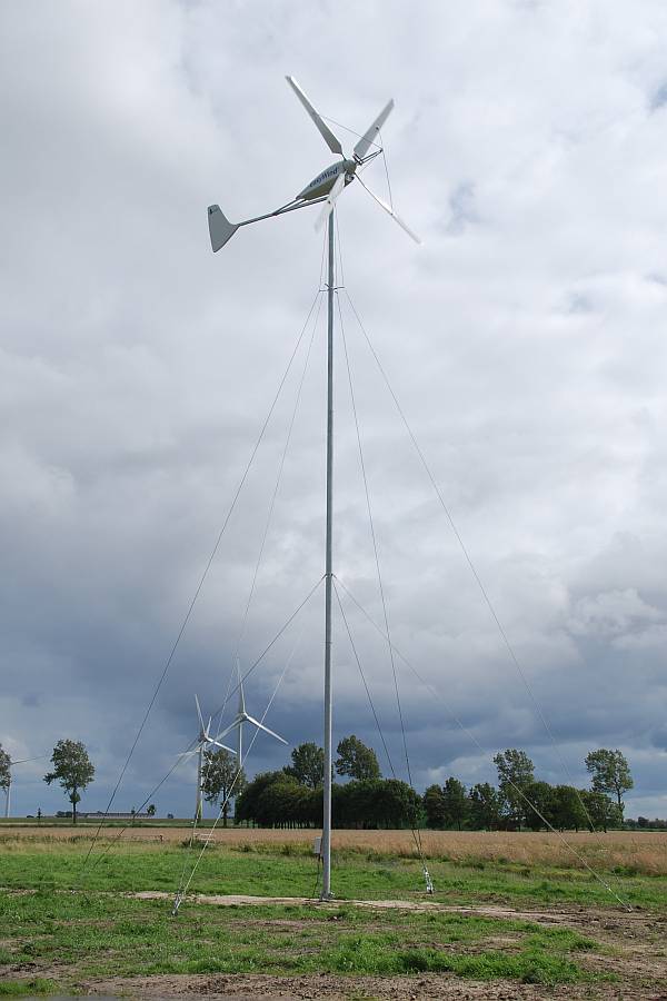 Kleine Windkraftanlage Landwirt