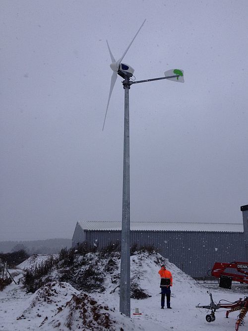 Kleinwindanlage im Schnee