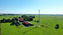 Kleinwindanlage fürs Gewerbe: Landwirt spart Stromkosten