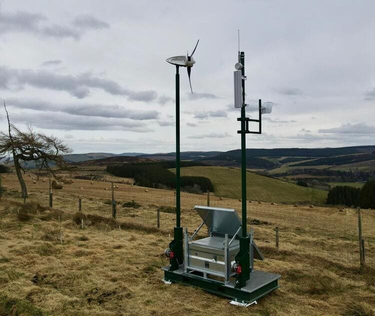 Off-Grid-System in windstarker Hügellage