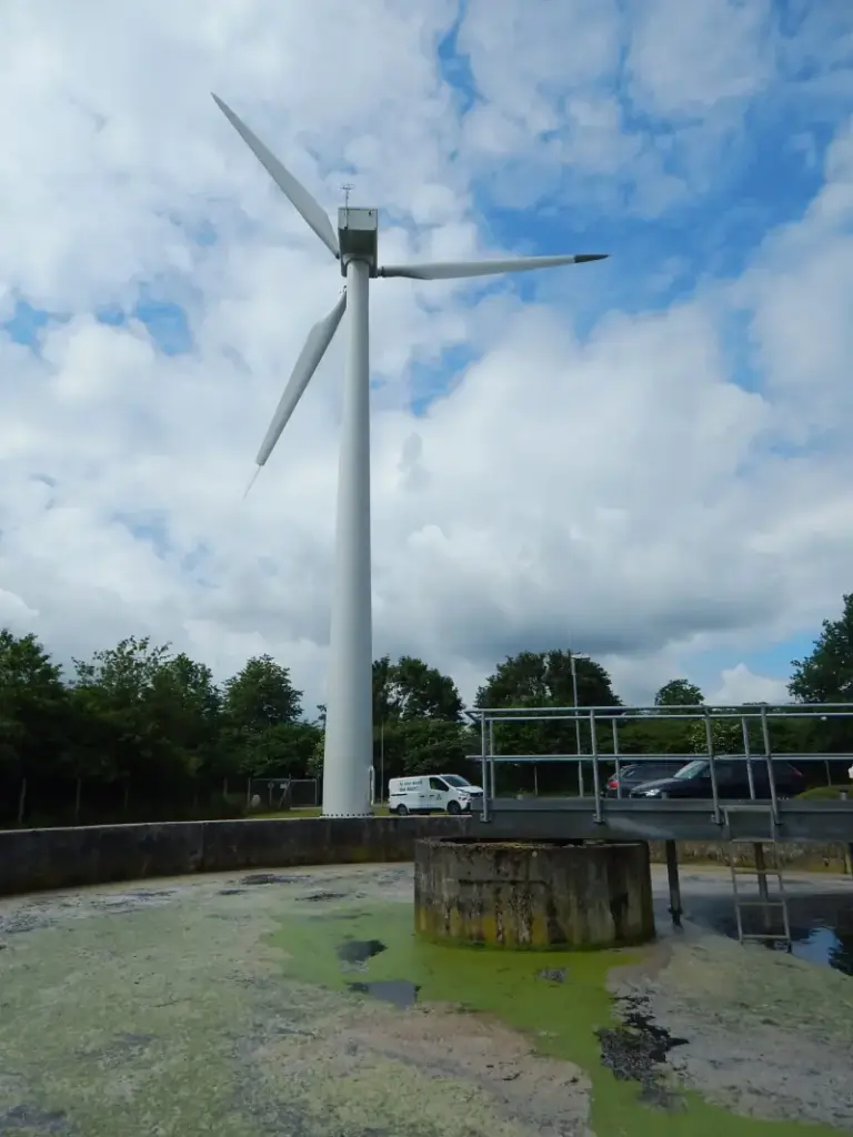 250 kW Kleinwindanlage neben Klärbecken